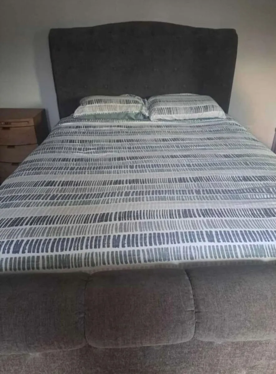 Caseys 5ft Charcoal Fabric Sleigh Chesterfield Bed - Image 1
