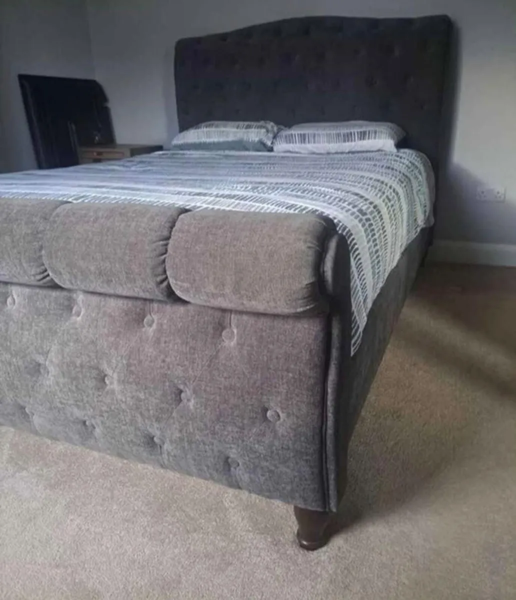 Caseys 5ft Charcoal Fabric Sleigh Chesterfield Bed - Image 2