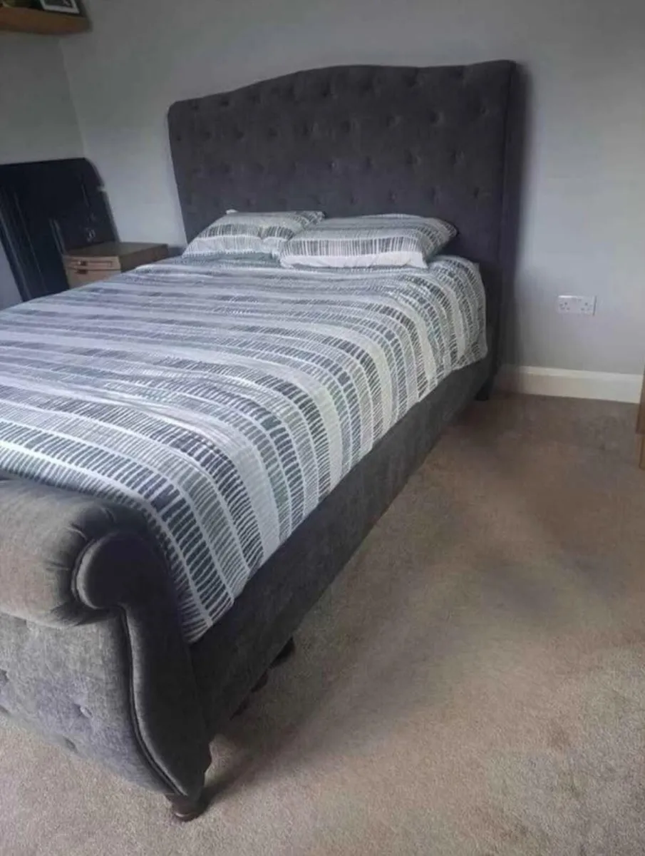 Caseys 5ft Charcoal Fabric Sleigh Chesterfield Bed - Image 3