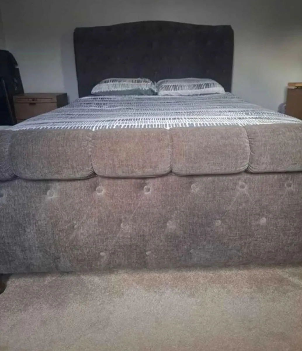 Caseys 5ft Charcoal Fabric Sleigh Chesterfield Bed - Image 4