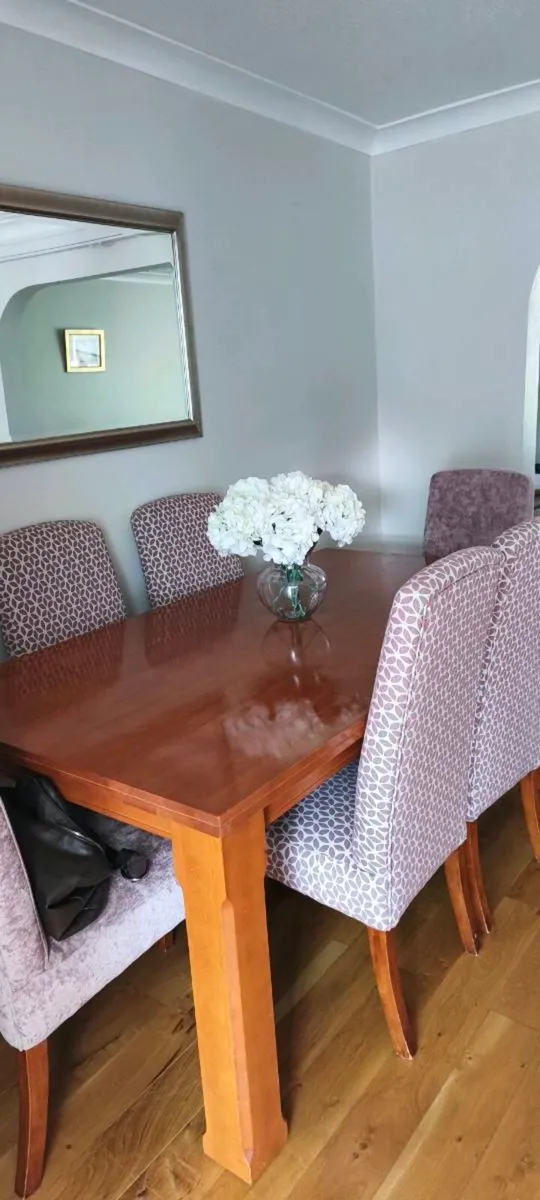 Table and chairs - Image 1