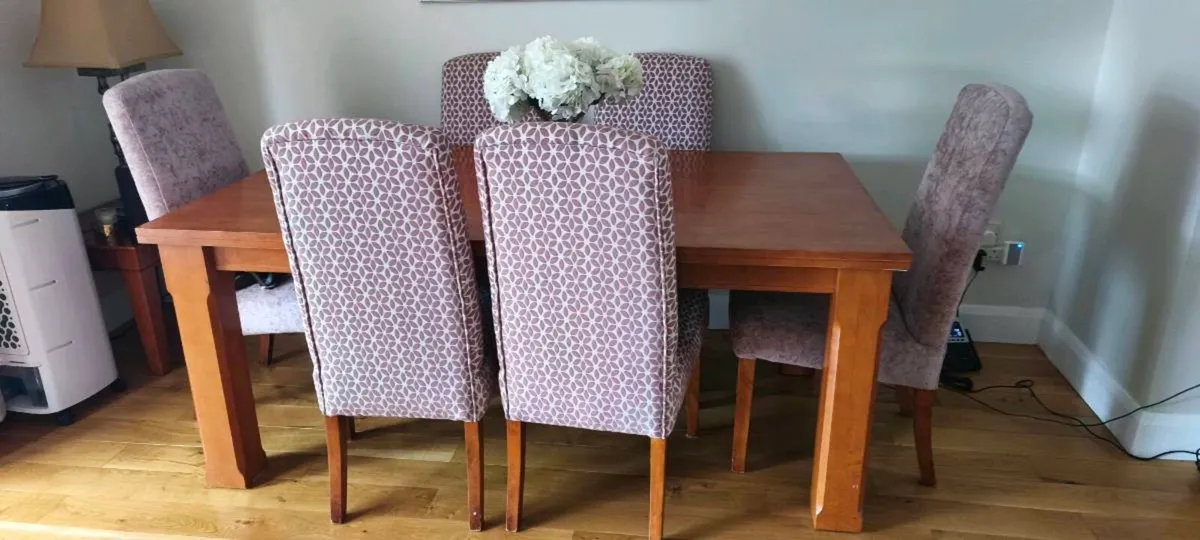 Table and chairs - Image 2