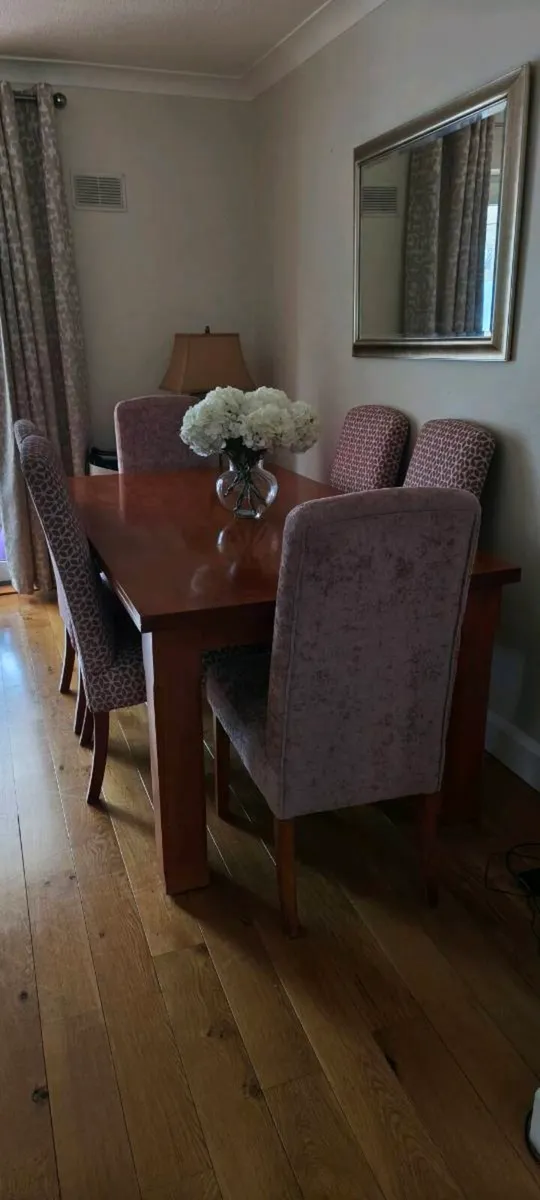 Table and chairs - Image 3