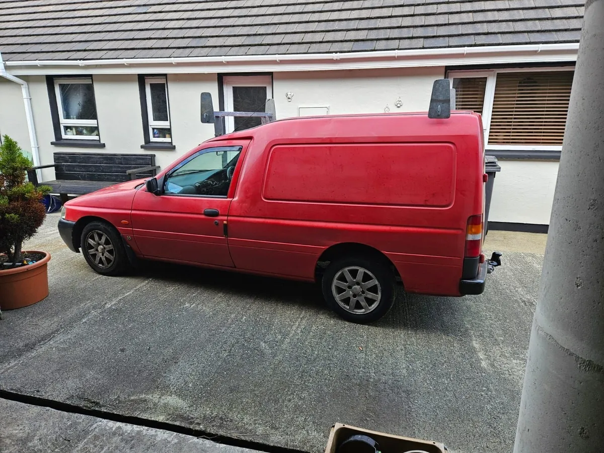 Ford Escort 2000 - Image 1