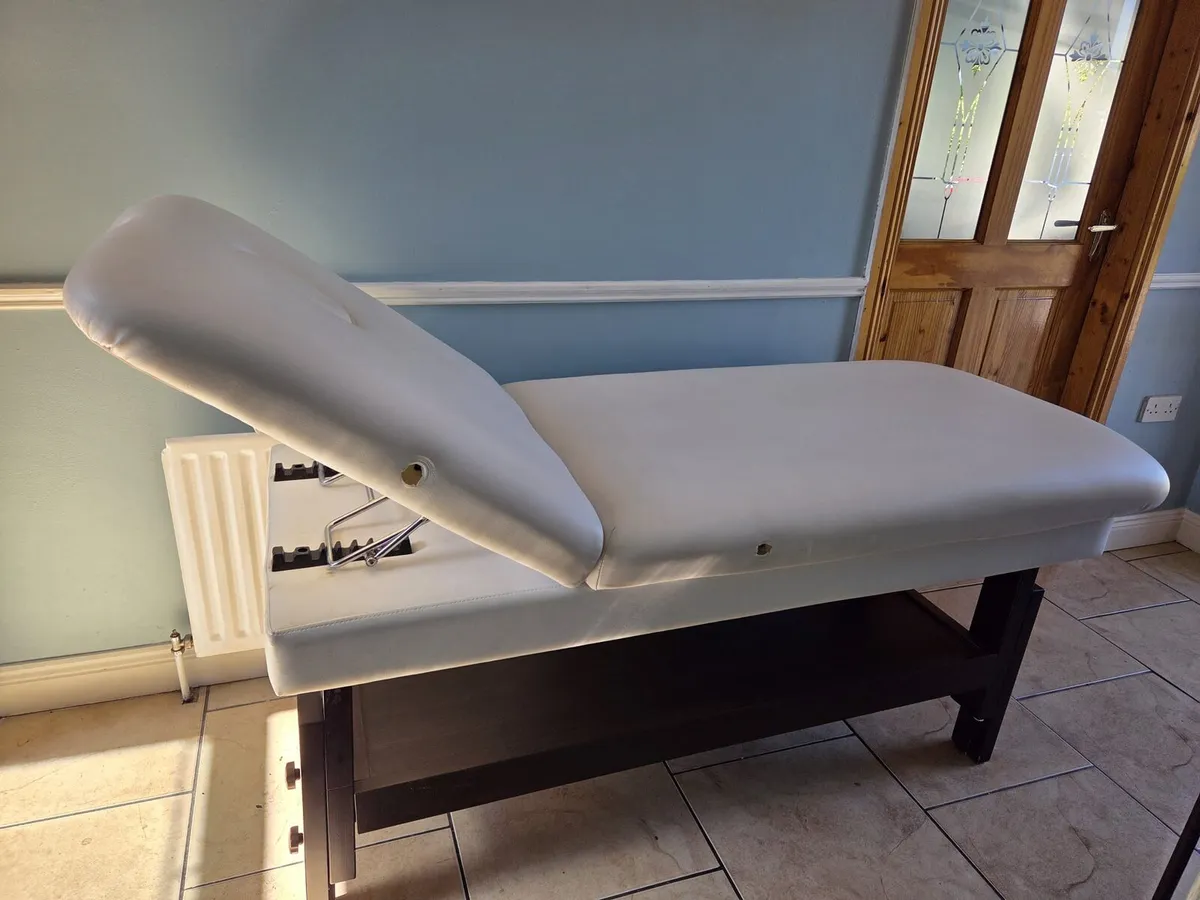 Beautician massage bed - Image 1