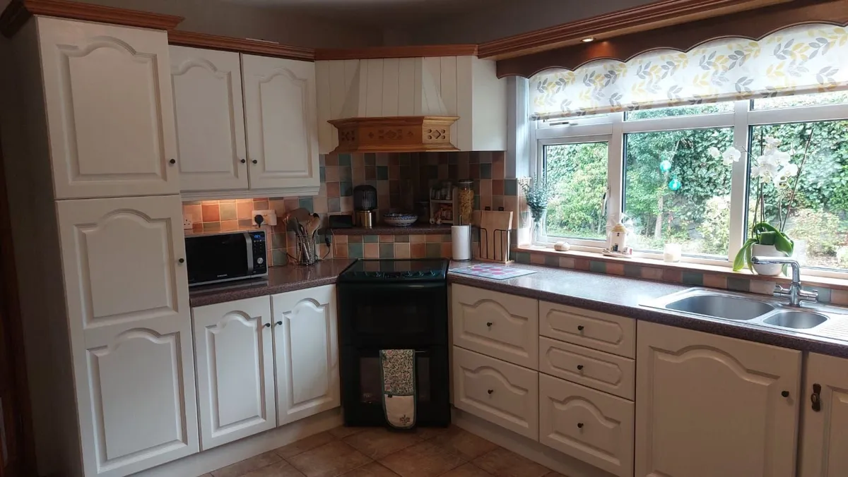 Kitchen Units and Appliances - Image 1