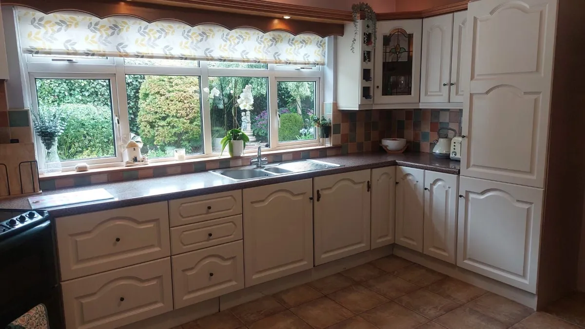 Kitchen Units and Appliances - Image 2