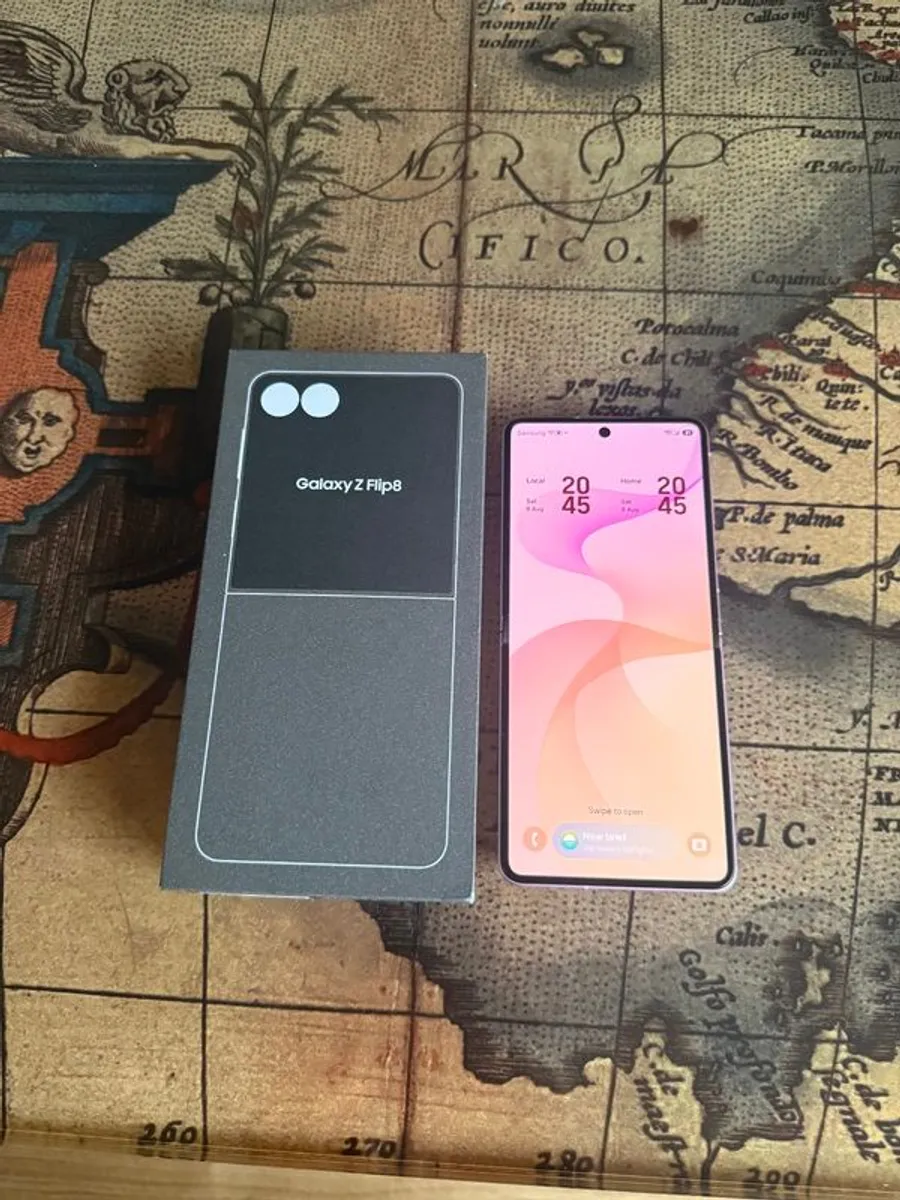 Sansung galaxy Z Flip 8 - Image 1