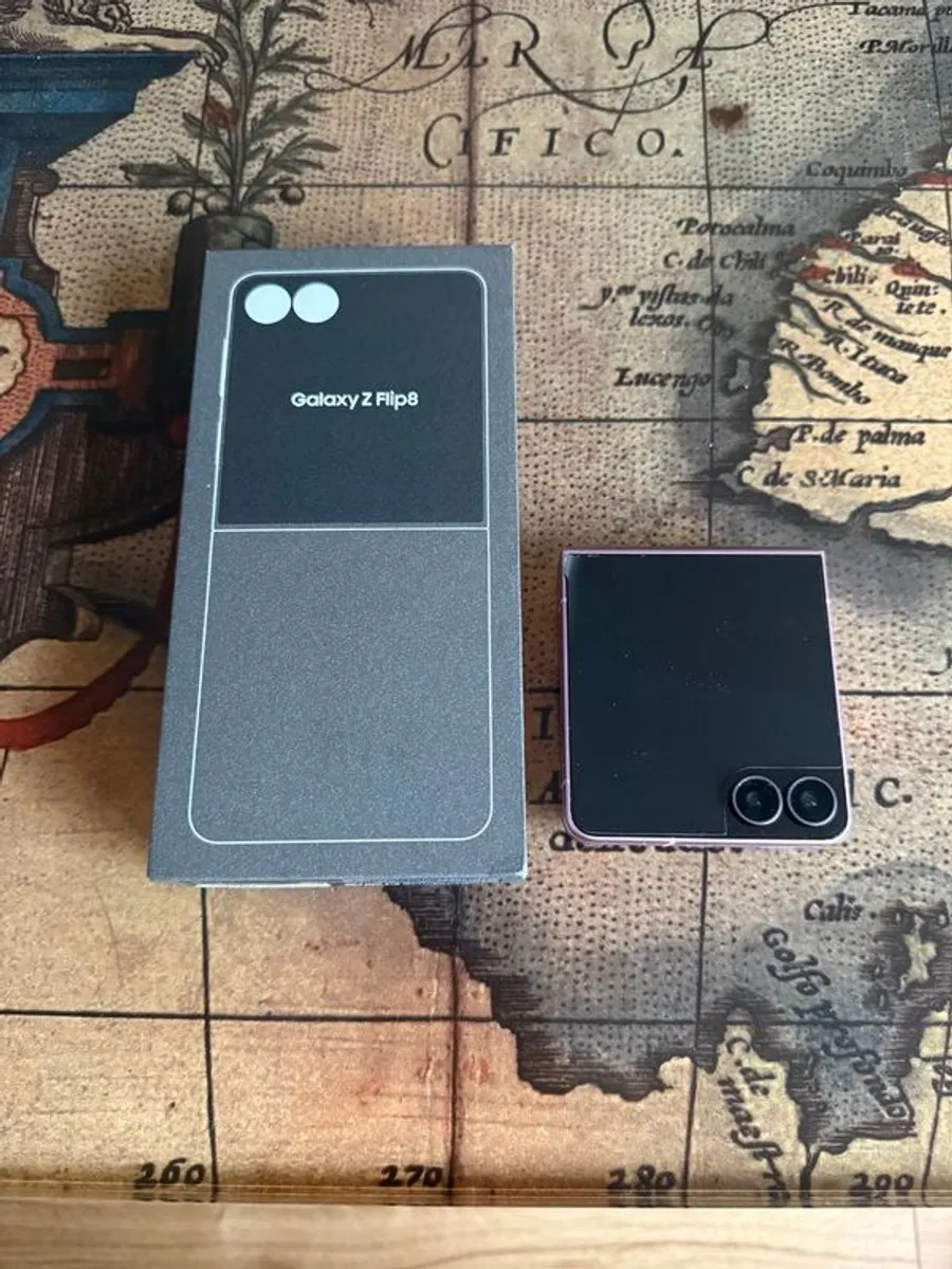 Sansung galaxy Z Flip 8 - Image 2