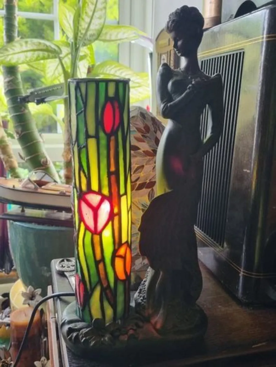 Tiffany-style stained-glass lamp - Image 1