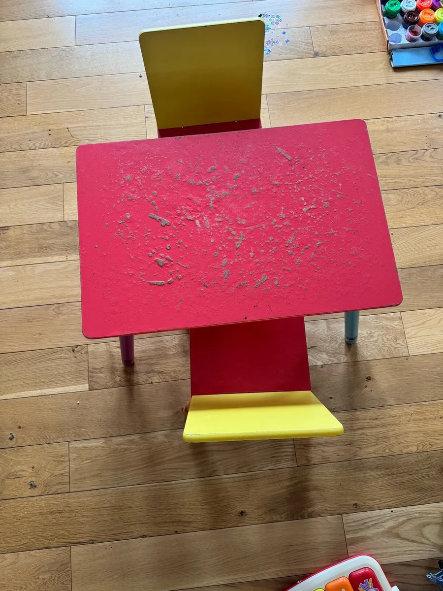 Table & chairs - Image 1