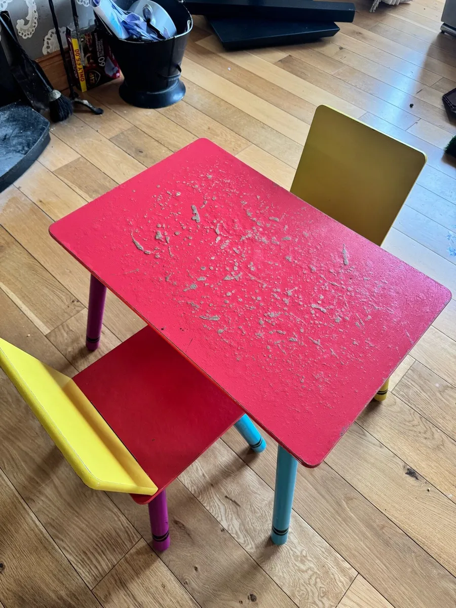 Table & chairs - Image 2
