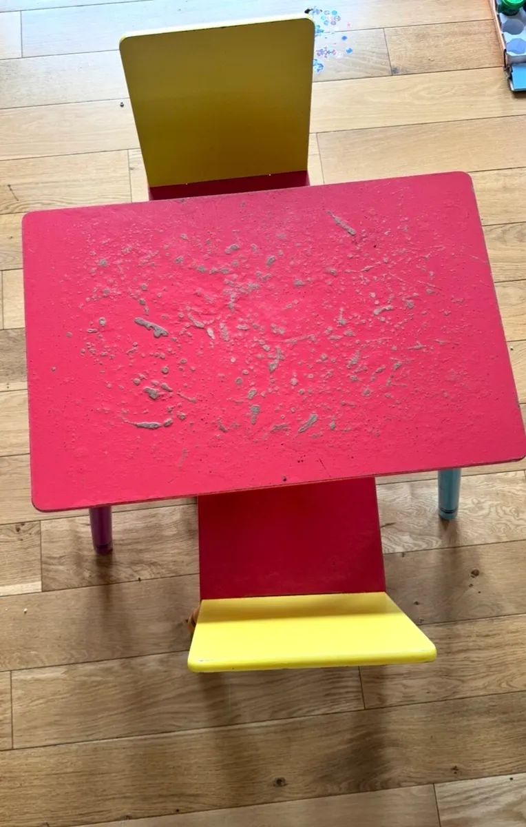 Table & chairs - Image 4
