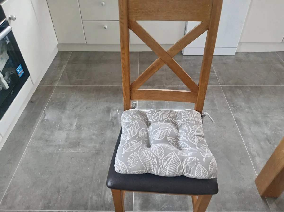 Table and chairs - Image 4