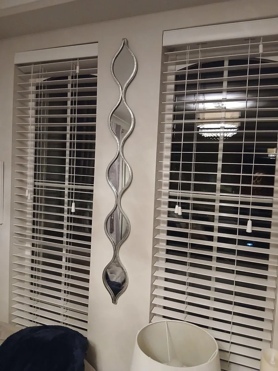 Two small wooden blinds - Image 1