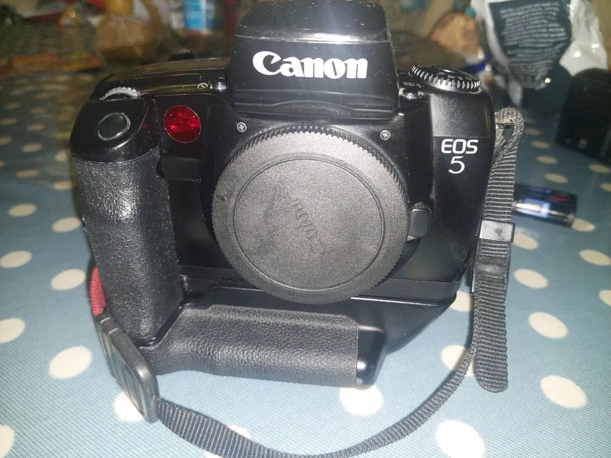 CANON EOS 5  SLR  35mm camera - Image 2