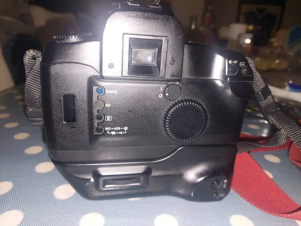 CANON EOS 5  SLR  35mm camera - Image 3