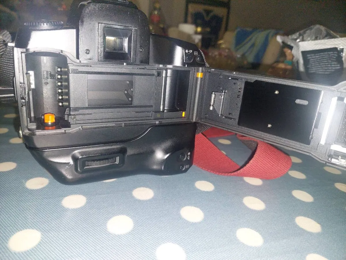CANON EOS 5  SLR  35mm camera - Image 4