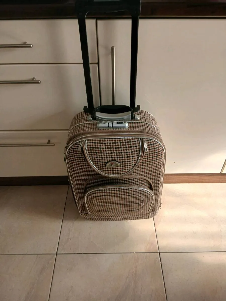 CABIN SIZE  SUITCASE 8 WHEELS - Image 1