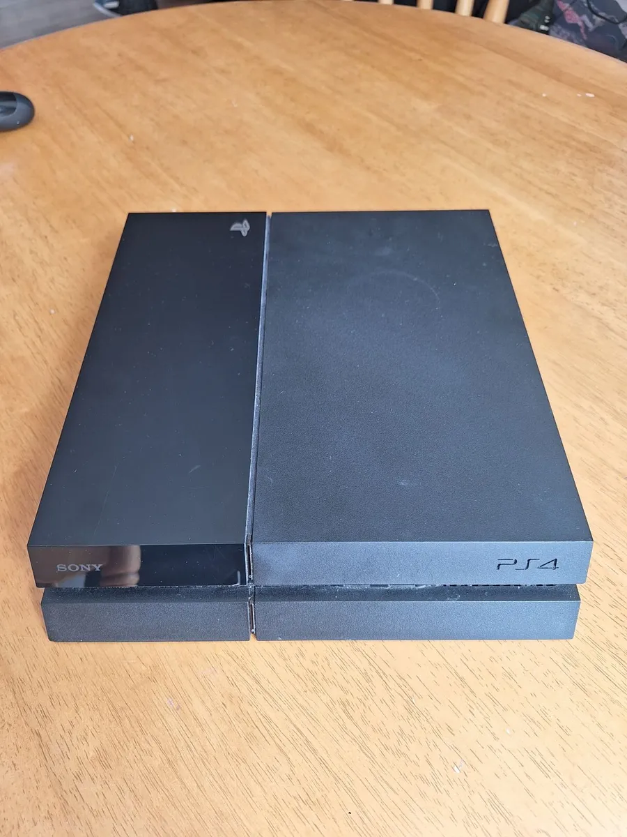 Playstation 4 - 500GB + Dualshock 4 Controller - Image 2