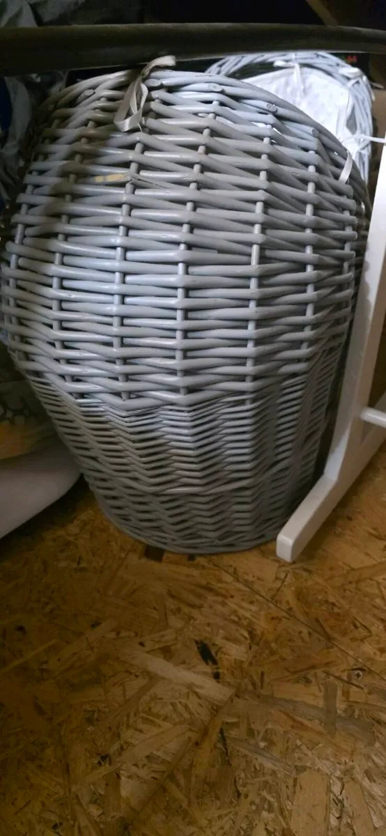 Moses basket and rocking stand - Image 1