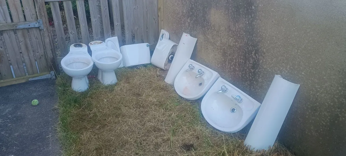 Bathroom sink and toilet x2 Free of charge