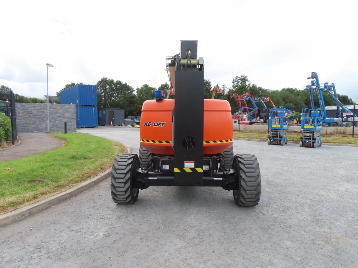 JLG 600AJ Articulating BoomLift - Image 4