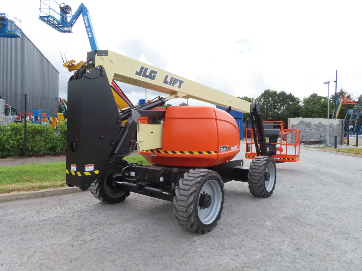 JLG 600AJ Articulating BoomLift - Image 3
