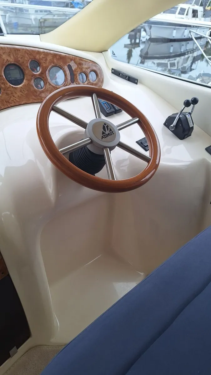 2000 Azimut 39 Flybridge - Image 4