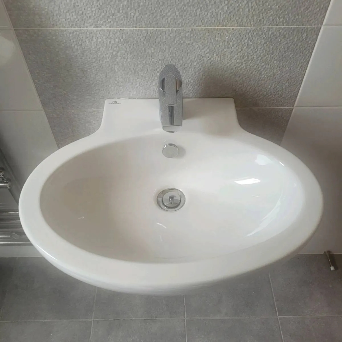 Bathroom sinks - Image 1
