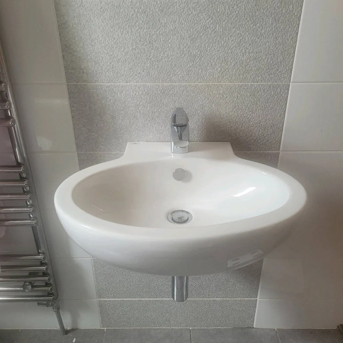 Bathroom sinks - Image 2