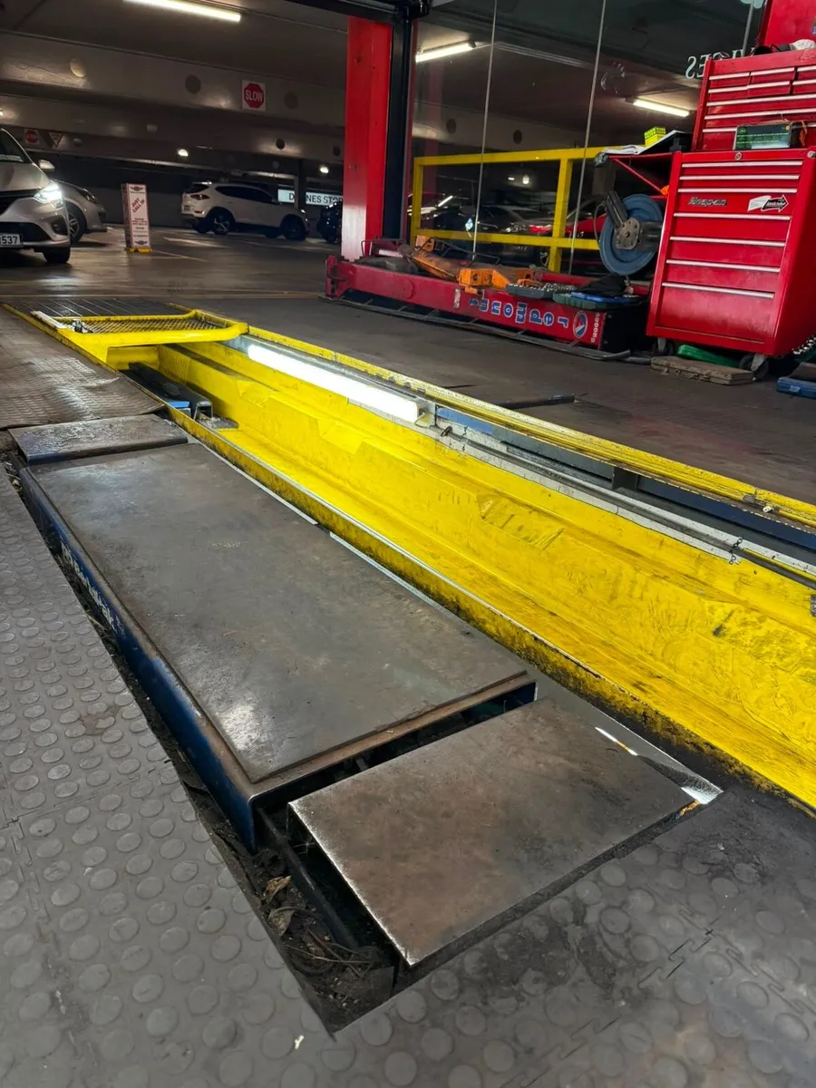 2 ton Garage Lift - AMAZING CONDITION - Image 1