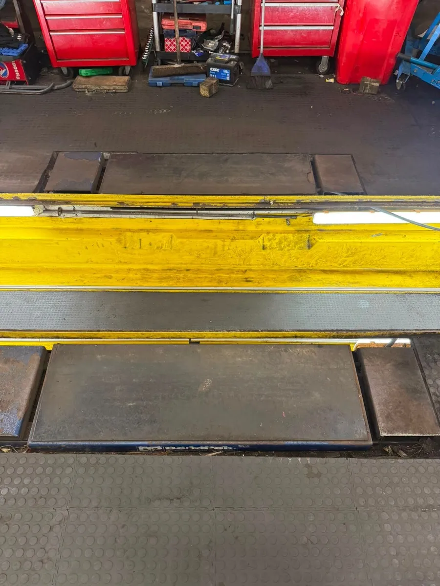 2 ton Garage Lift - AMAZING CONDITION - Image 3