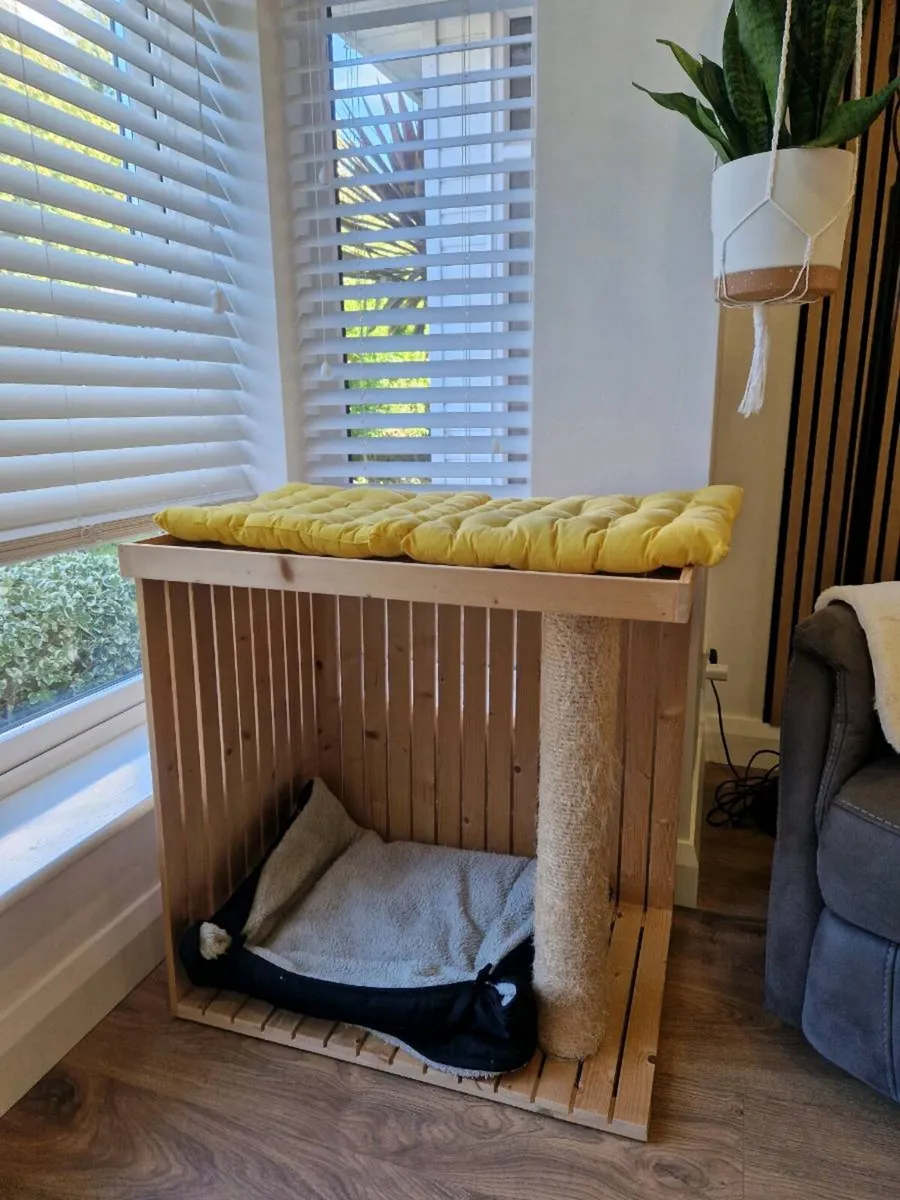 Cat bed with scratching post - Image 2