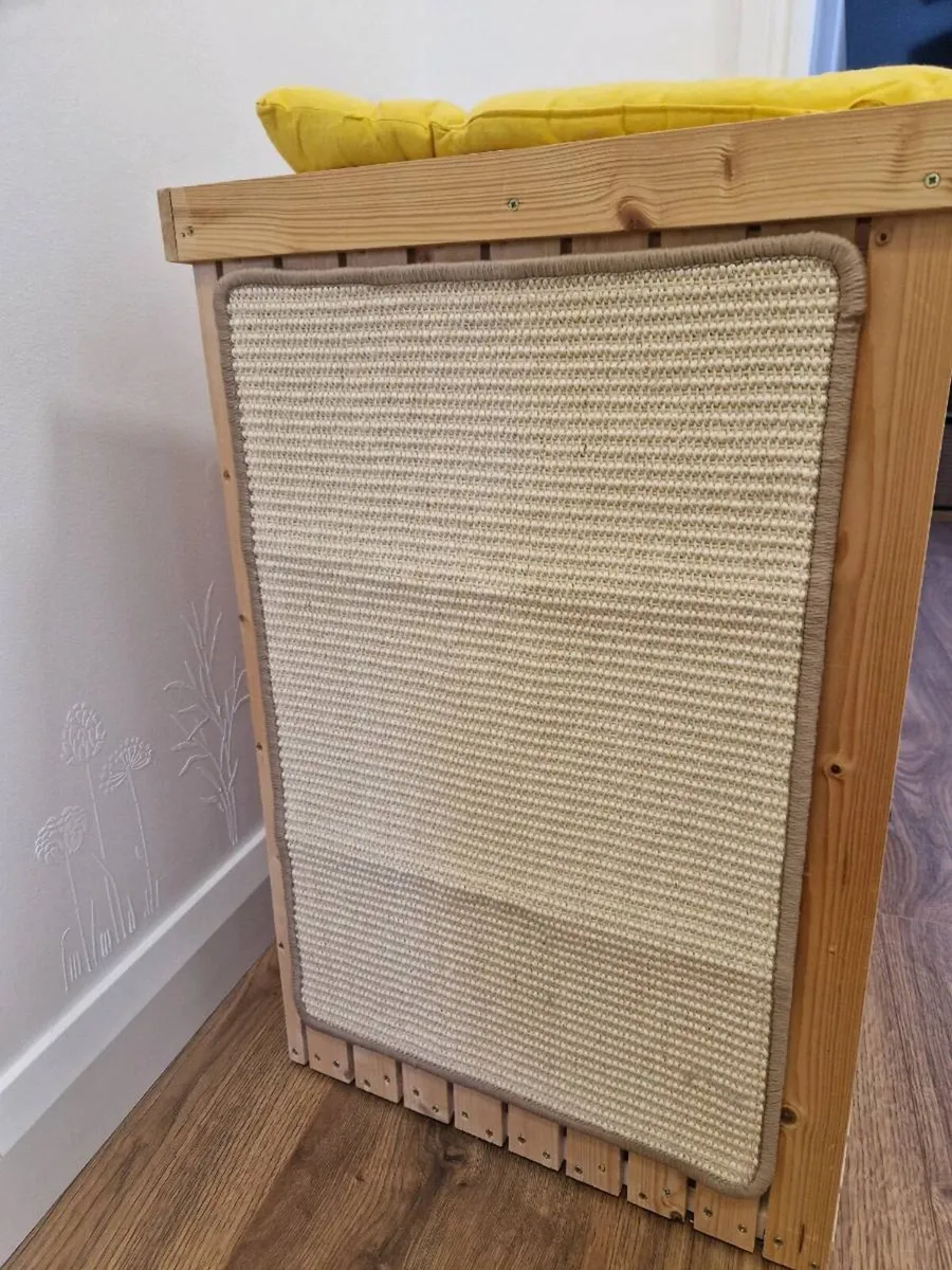 Cat bed with scratching post - Image 3