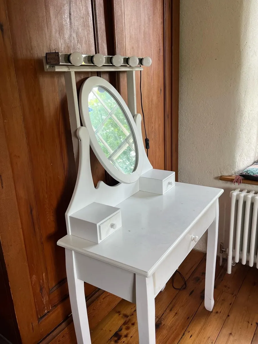 make up table + light + stool - Image 1