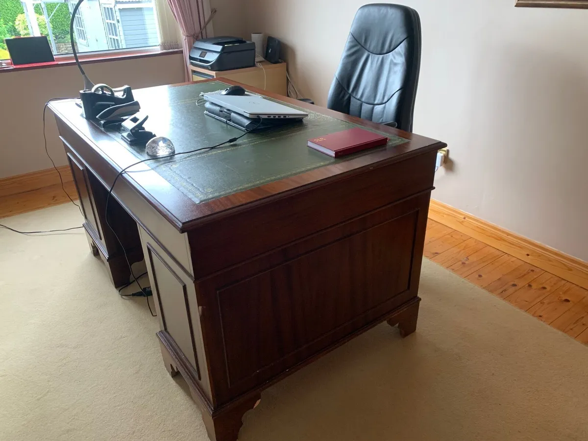 8 drawer Mahogany office desk & orthopaedic chair - Image 2