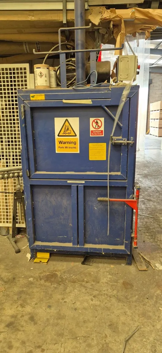 Carboard & plastic baler - Image 1