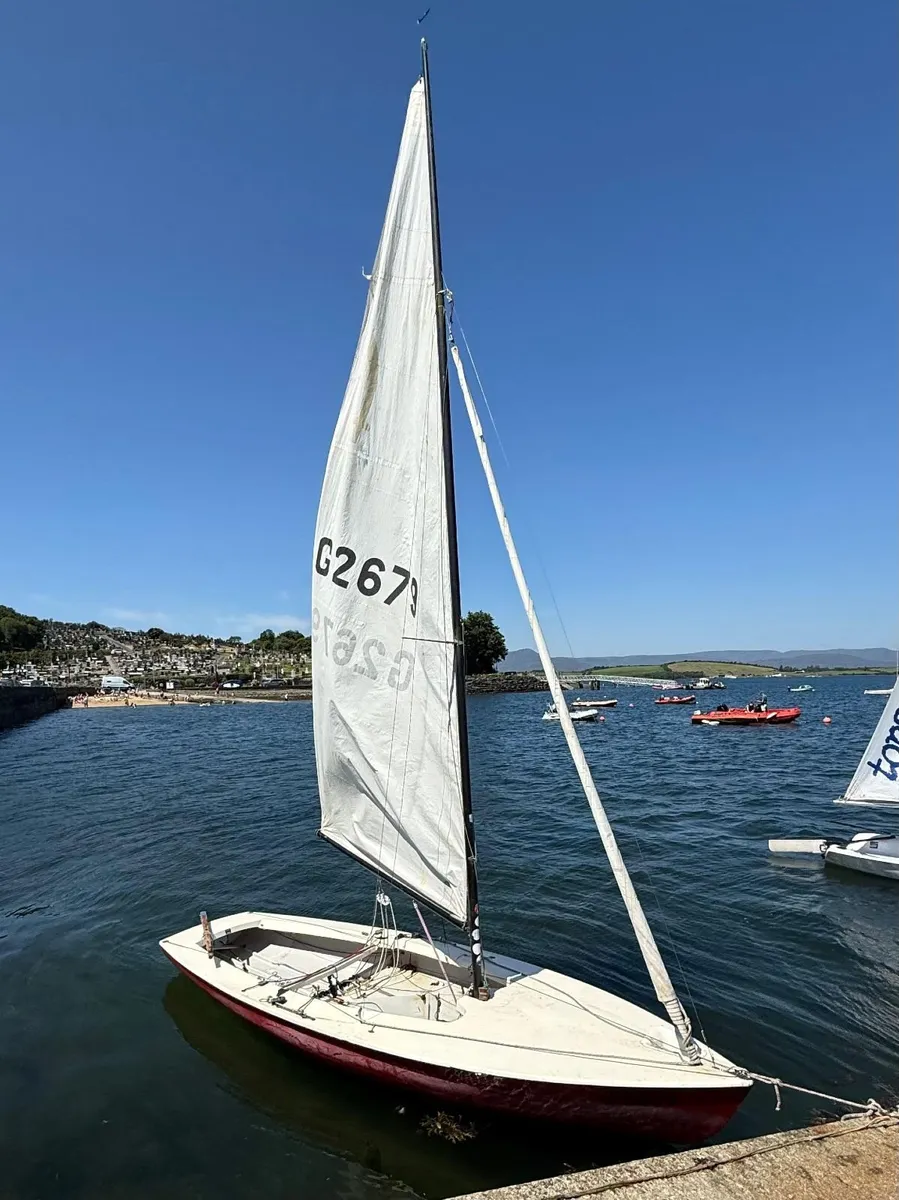 Sailing dinghy - Image 1