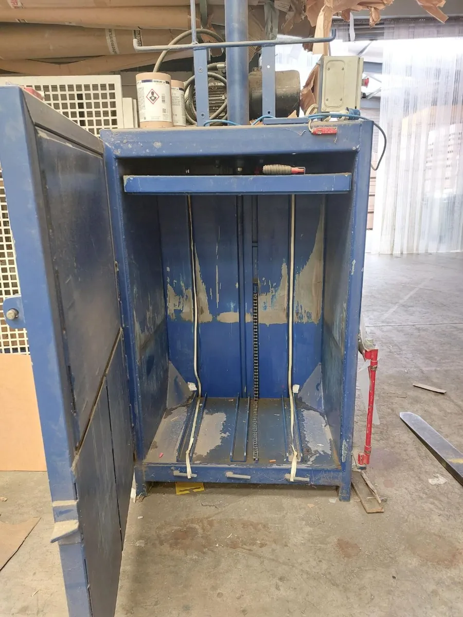 Carboard & plastic baler - Image 3