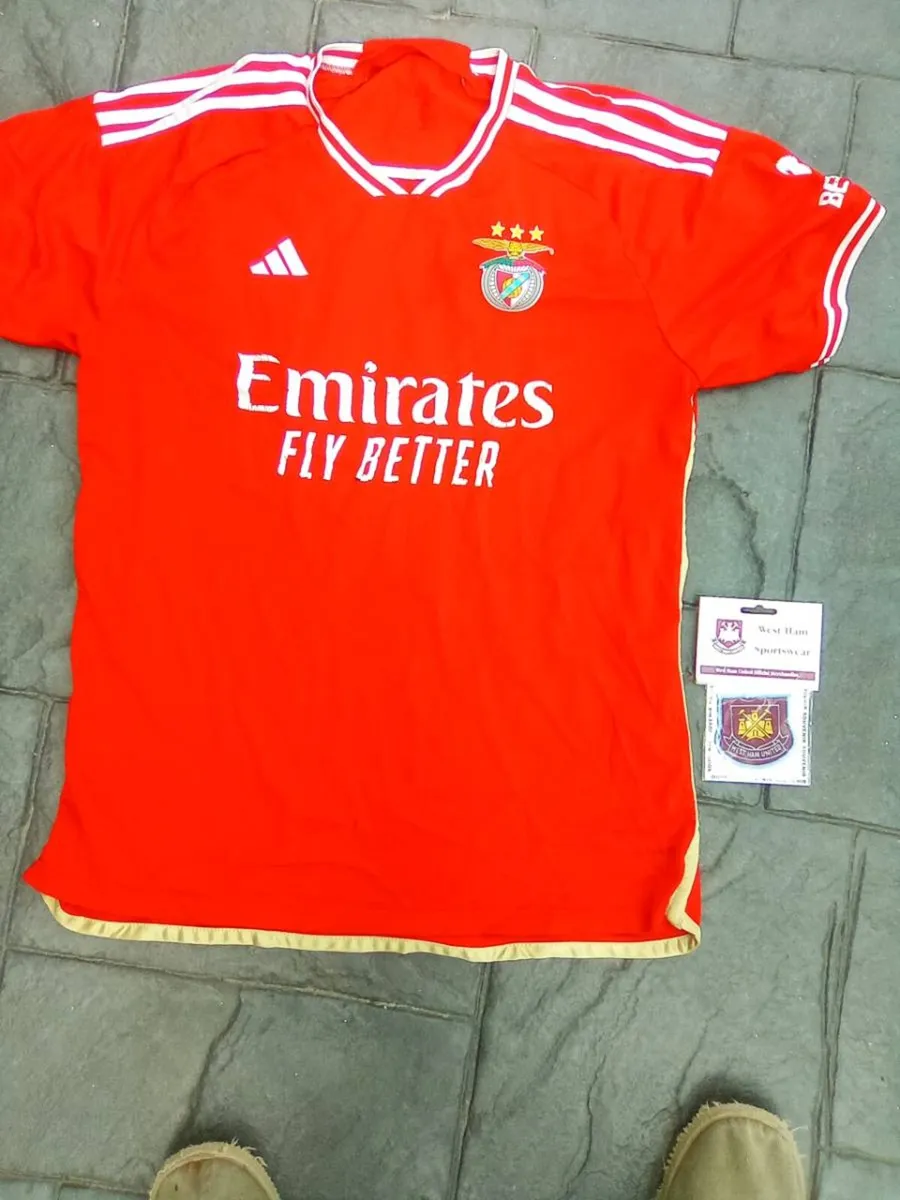 XL.  BENEFICA. SOCCER. JERSEY. AND CREST PATCH - Image 1