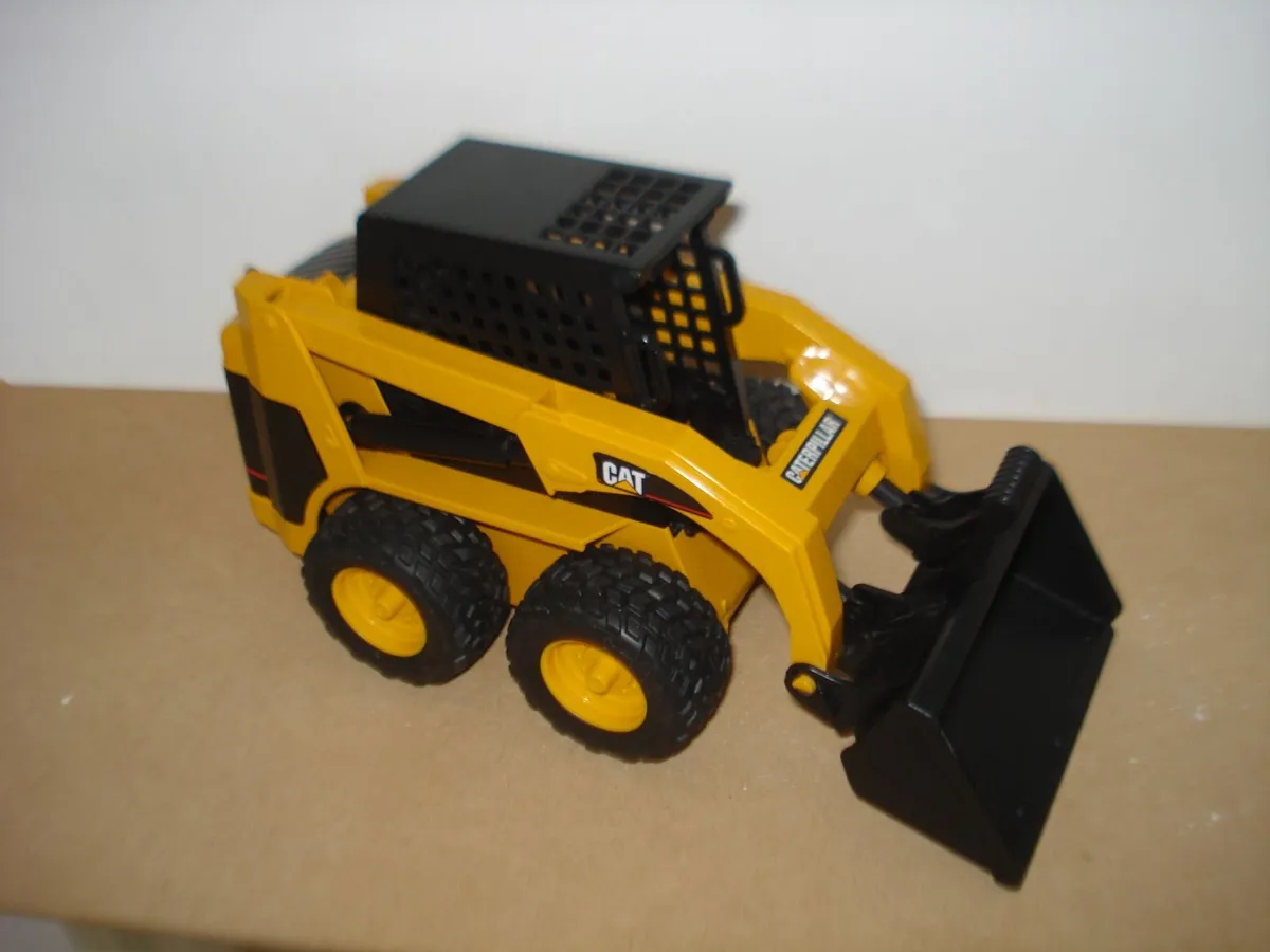 BRUDER CAT SKID STEER LOADER. 1/16 SCALE. - Image 1