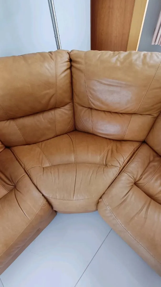 Leather suite - Image 1