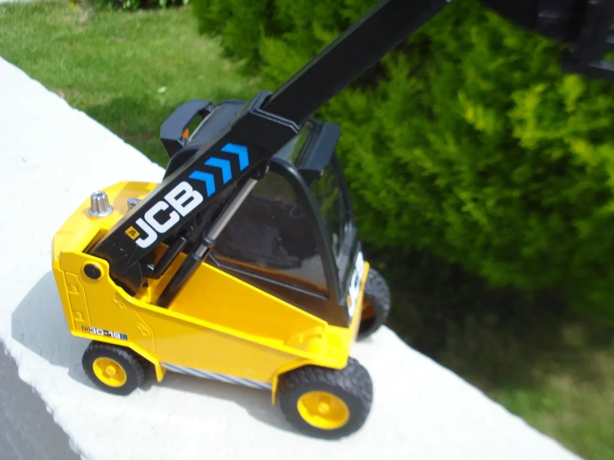 BRUDER JSB 30-19E ELECTRIC FORKLIFT MODEL. - Image 1