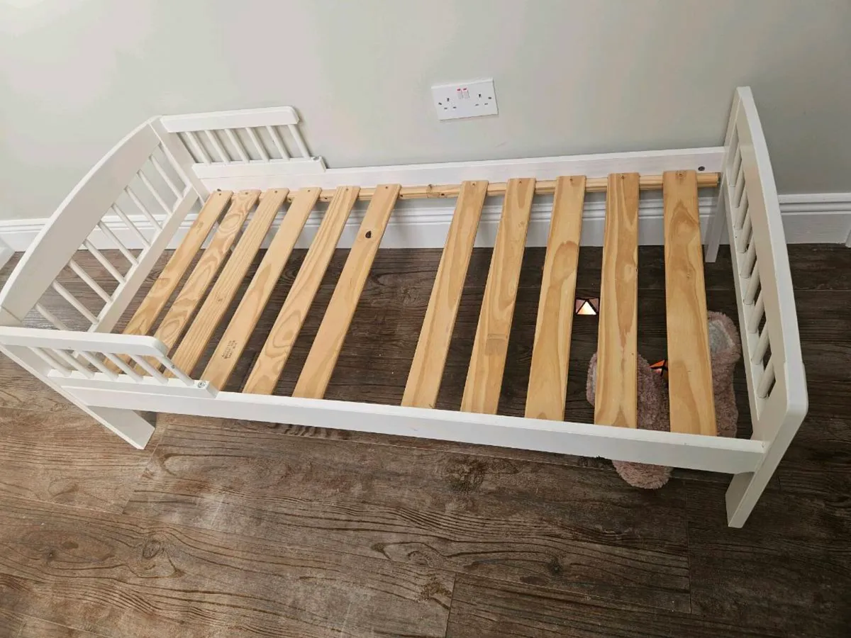 Toddler bed and mattress - Image 2