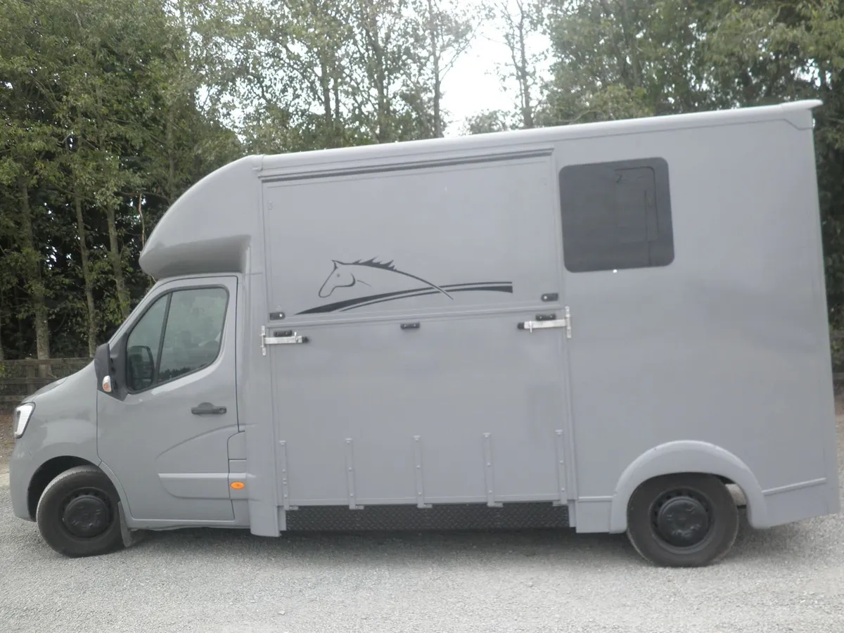 Renault Master 2HorseLorry - Image 2