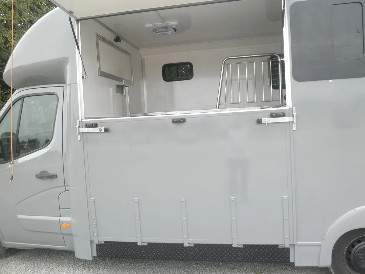 Renault Master 2HorseLorry - Image 3