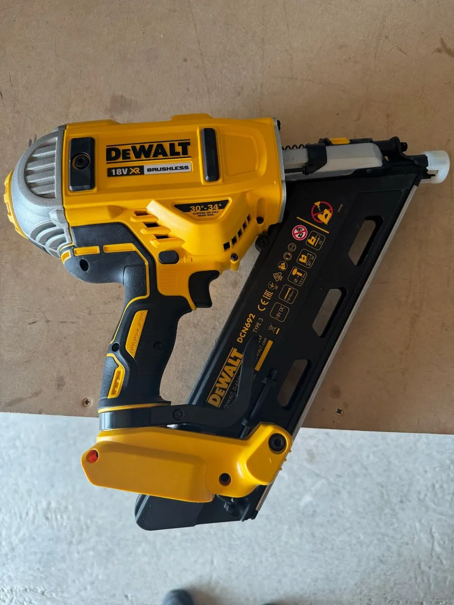 DeWalt Battery Nail Gun DCN692 - Image 2