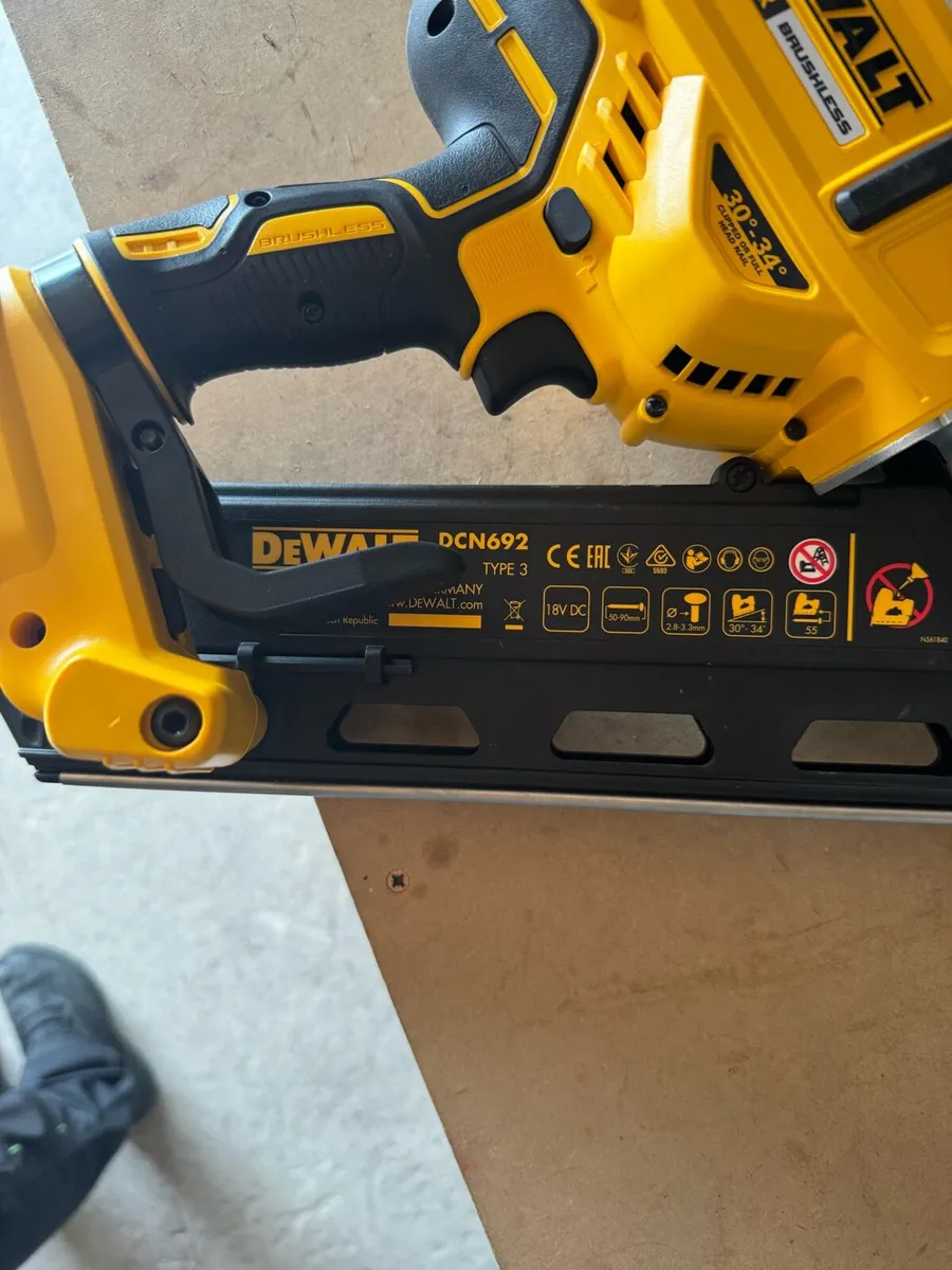 DeWalt Battery Nail Gun DCN692 - Image 3