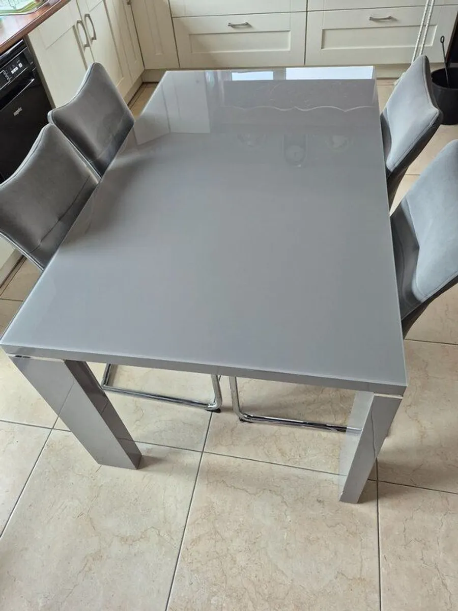 Kitchen table & 6 chairs - Image 1